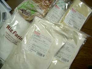 「ママの手作りパン屋さん」で購入した強力粉と製菓材料