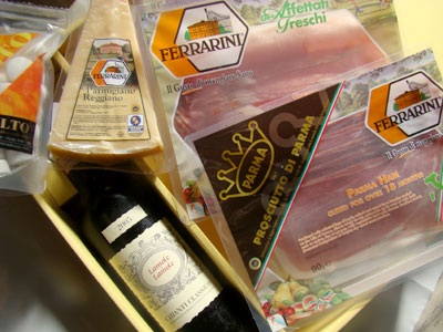 イタリア食材（プロシュート2種類、サラミ1種類、パルミジャーノ レジャーノ、サルトピッコロ）と赤ワイン