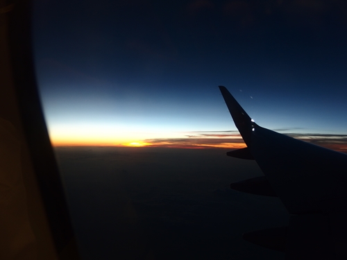 帰りの飛行機の窓から見た日没