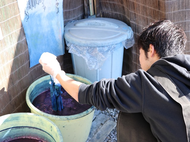 長野県松本市白木染工場で 藍染体験