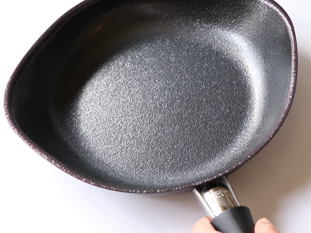 柳宗理ファイバーライン加工鉄フライパンは表面が食材に密着しない焦げ知らずの鉄製フライパン