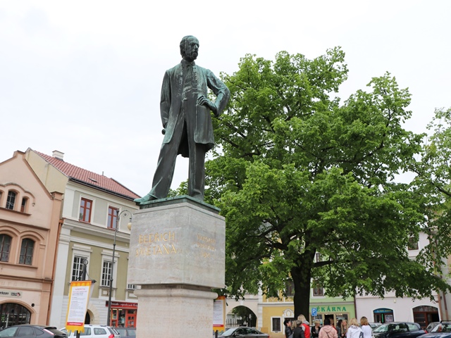 リトミシュル ベジドフ・スメタナの像