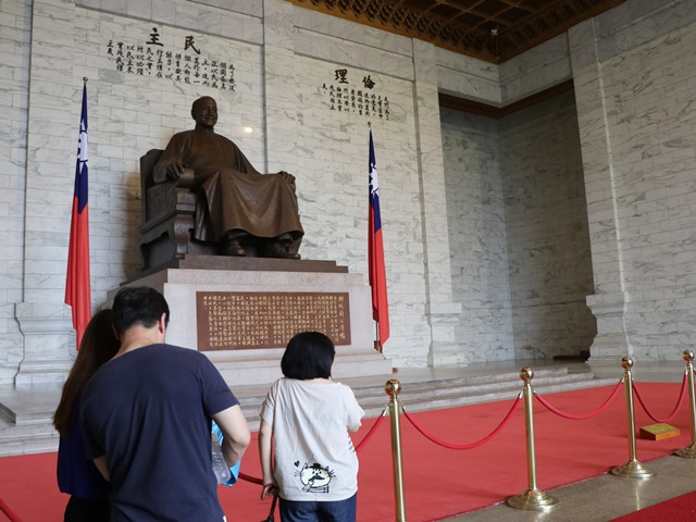 中世記念堂　蒋介石の座像
