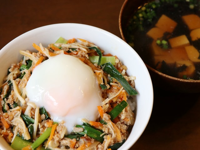 主菜: ジューシーそぼろと野菜のビビンバ 副菜: 小ねぎとのり、豆腐の韓国風スープ
