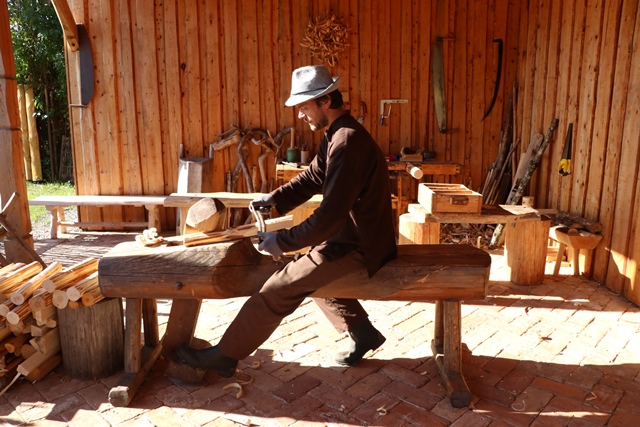 木の熟練工より昔の木工道具の使い方（木の切り方やカーブの作り方）を習う