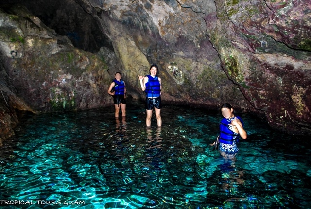 グアム現地ツアー 洞窟を探検し、透明な泉で泳ぐ