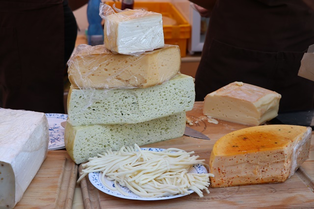 チェコ・ミクロフのぶどう収穫祭のチーズ屋台