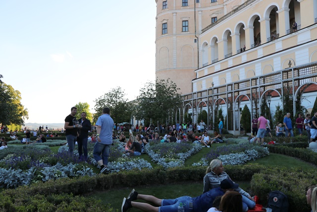 ぶどう収穫祭のミクロフ城の庭園