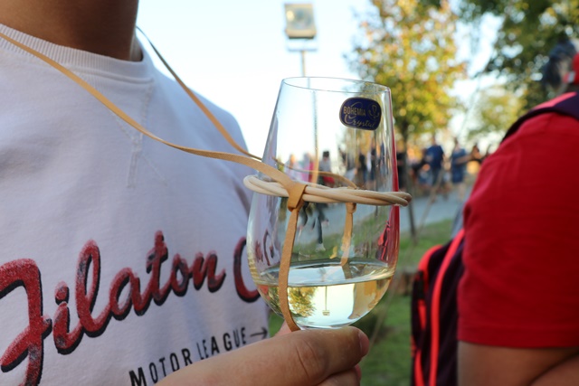 ミクロフ城のぶどう収穫祭で飲むワイン