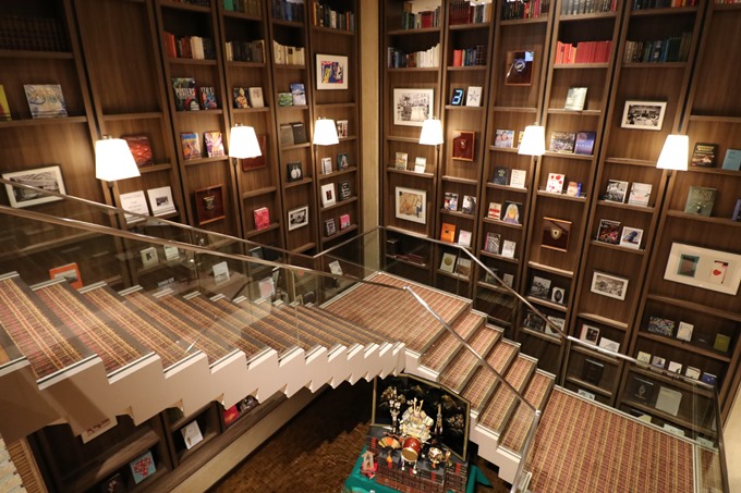 中央大階段の書棚